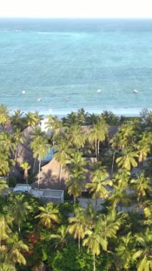 Tanzanya 'nın Zanzibar kıyısındaki okyanusun dikey videosu