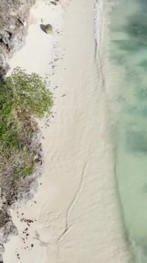 Tanzanya 'nın Zanzibar kıyısındaki okyanusun dikey videosu