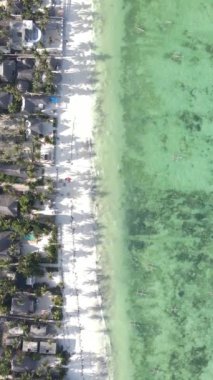 Tanzanya 'nın Zanzibar kıyısındaki okyanusun dikey videosu