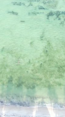 Tanzanya 'nın Zanzibar kıyısındaki okyanusun dikey videosu
