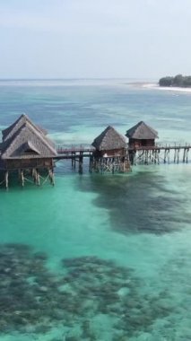 Tanzanya 'nın Zanzibar sahilinde, okyanustaki sazlıklar üzerinde dikey video evi