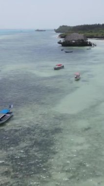 Tanzanya 'nın Zanzibar sahilinde, okyanustaki sazlıklar üzerinde dikey video evi