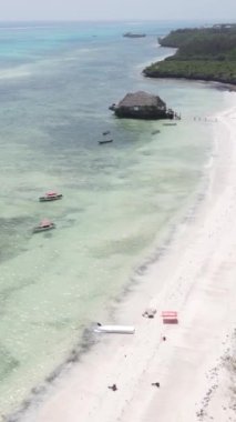 Tanzanya 'nın Zanzibar sahilinde, okyanustaki sazlıklar üzerinde dikey video evi