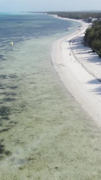 Vertikální video oceánu u pobřeží Zanzibaru, Tanzanie — Stock video