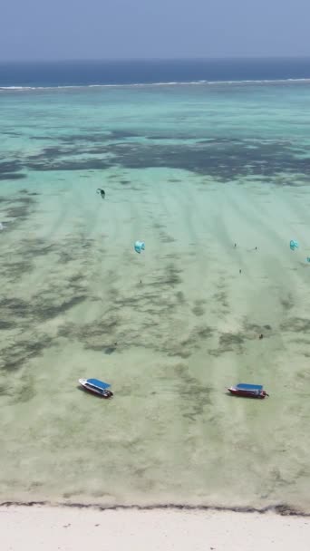 Vertikales Video des Ozeans vor der Küste von Sansibar, Tansania — Stockvideo