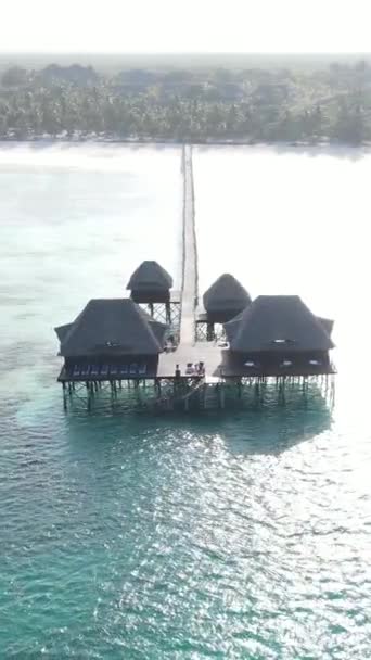 Video house verticale su palafitte nell'oceano sulla costa di Zanzibar, Tanzania — Video Stock