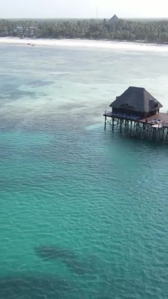 Casa de vídeo vertical sobre palafitas no oceano na costa de Zanzibar, na Tanzânia — Vídeo de Stock