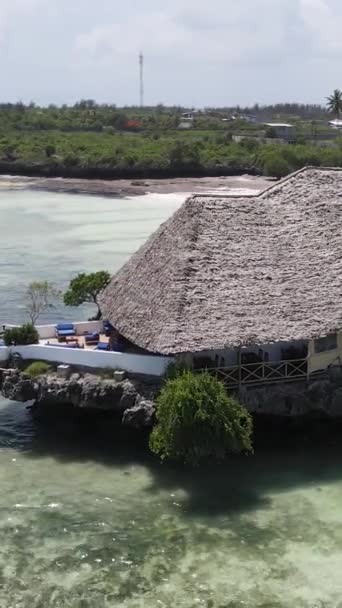 Vertikalt videohus på styltor i havet vid kusten i Zanzibar, Tanzania — Stockvideo