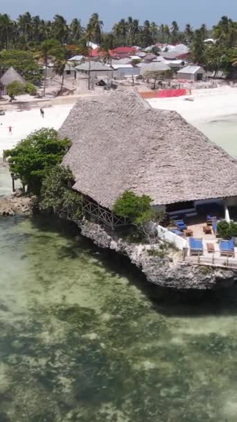 Casa de vídeo vertical sobre palafitas no oceano na costa de Zanzibar, na Tanzânia — Vídeo de Stock