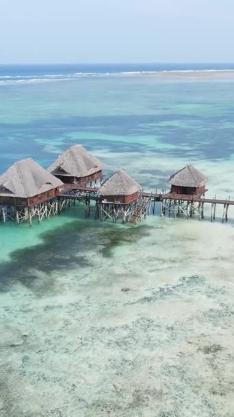 Vertikales Videohaus auf Stelzen im Ozean an der Küste von Sansibar, Tansania — Stockvideo