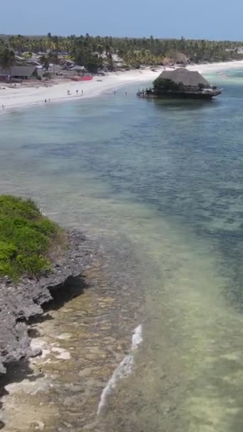 Casa de vídeo vertical sobre palafitas no oceano na costa de Zanzibar, na Tanzânia — Vídeo de Stock