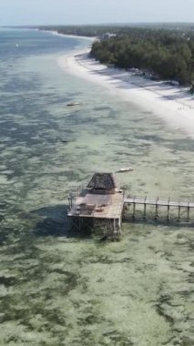 Tanzanya 'nın Zanzibar sahilinde, okyanustaki sazlıklar üzerinde dikey video evi