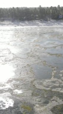 Tanzanya 'nın Zanzibar kıyısındaki okyanusta alçak gelgitin dikey videosu