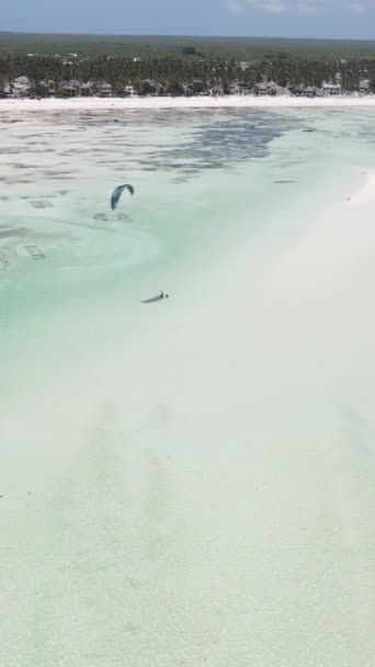 Vertikální video odlivu v oceánu u pobřeží Zanzibaru, Tanzanie