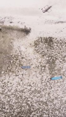 Tanzanya 'nın Zanzibar kıyısındaki okyanusta alçak gelgitin dikey videosu