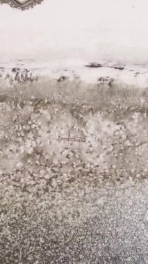 Tanzanya 'nın Zanzibar kıyısındaki okyanusta alçak gelgitin dikey videosu