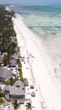 Tanzanya 'nın Zanzibar kıyısındaki okyanusta alçak gelgitin dikey videosu