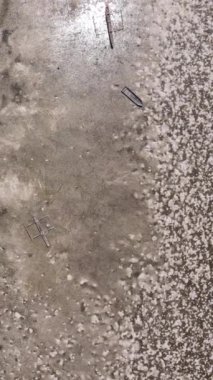Tanzanya 'nın Zanzibar kıyısındaki okyanusta alçak gelgitin dikey videosu