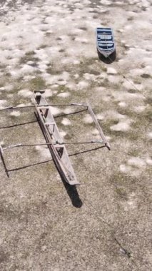 Tanzanya 'nın Zanzibar kıyısındaki okyanusta alçak gelgitin dikey videosu