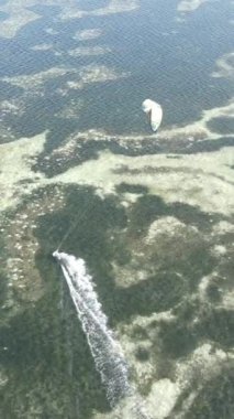 Tanzanya 'nın Zanzibar kıyısında dikey video uçurtması