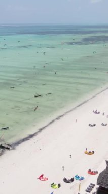 Tanzanya 'nın Zanzibar kıyısında dikey video uçurtması