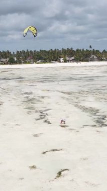 Tanzanya 'nın Zanzibar kıyısında dikey video uçurtması