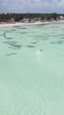 Tanzanya 'nın Zanzibar kıyısında dikey video uçurtması