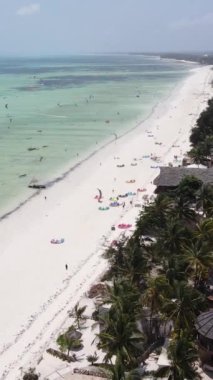 Tanzanya 'nın Zanzibar kıyısında dikey video uçurtması