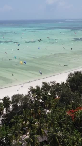 坦桑尼亚桑给巴尔海岸附近的垂直视频风筝冲浪 — 图库视频影像