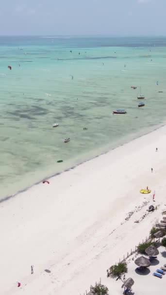 Video kitesurf verticale vicino alla riva di Zanzibar, Tanzania — Video Stock