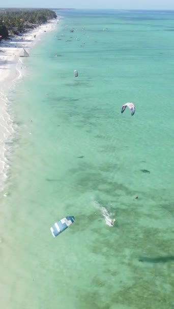 Vertikales Video-Kitesurfen in der Nähe der Küste von Sansibar, Tansania — Stockvideo
