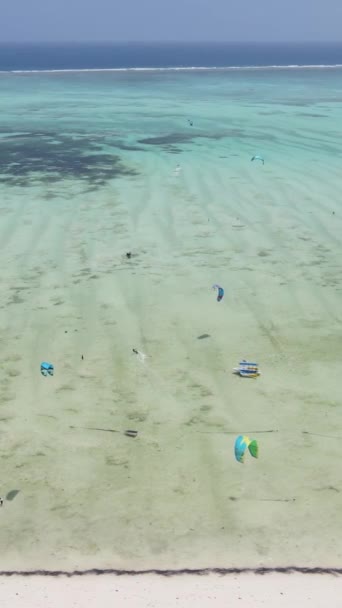 タンザニア、ザンジバルの海岸近くの垂直ビデオカイトサーフィン — ストック動画