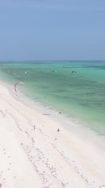 Vidéo verticale de kitesurf près du rivage de Zanzibar, Tanzanie — Video