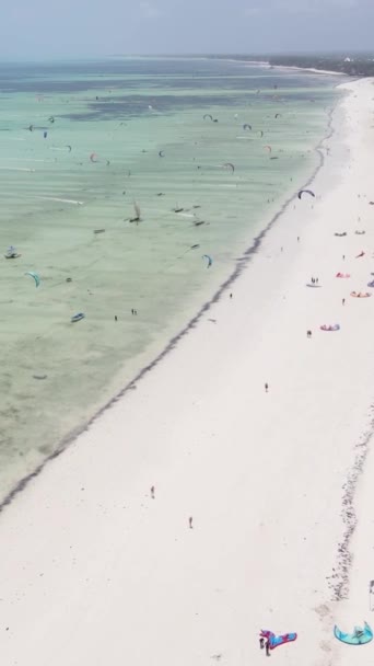 Video kitesurf verticale vicino alla riva di Zanzibar, Tanzania — Video Stock