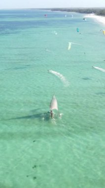 Tanzanya 'nın Zanzibar kıyısında dikey video uçurtması