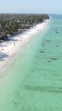 Tanzanya 'nın Zanzibar kıyısında dikey video uçurtması