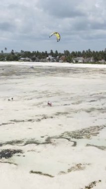 Tanzanya 'nın Zanzibar kıyısında dikey video uçurtması