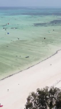 Tanzanya 'nın Zanzibar kıyısında dikey video uçurtması