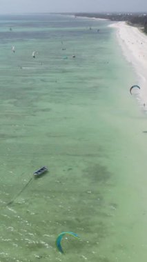 Tanzanya 'nın Zanzibar kıyısında dikey video uçurtması