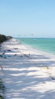 Tanzanya 'nın Zanzibar kıyısında dikey video uçurtması
