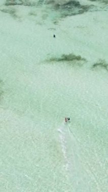 Tanzanya 'nın Zanzibar kıyısında dikey video uçurtması