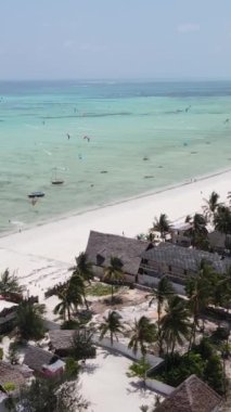 Tanzanya 'nın Zanzibar kıyısında dikey video uçurtması
