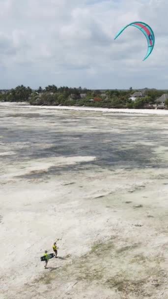 Verticale video kitesurfen bij de kust van Zanzibar, Tanzania — Stockvideo