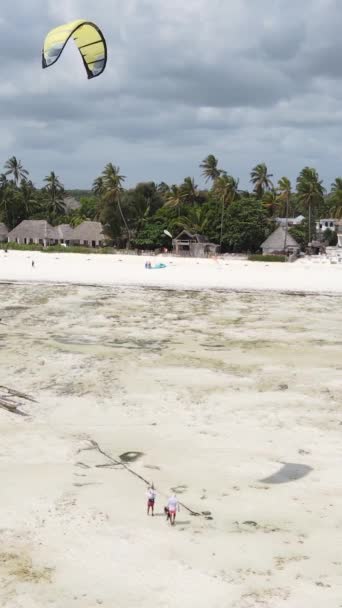 Verticale video kitesurfen bij de kust van Zanzibar, Tanzania — Stockvideo