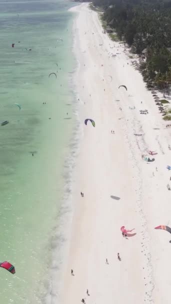 Vertikal video kitesurfing nära stranden av Zanzibar, Tanzania — Stockvideo