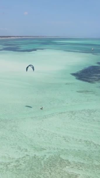 Pionowe kitesurfing wideo przy brzegu Zanzibaru, Tanzania — Wideo stockowe