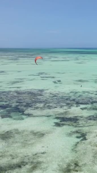 Vidéo verticale de kitesurf près du rivage de Zanzibar, Tanzanie — Video