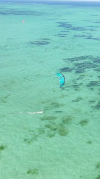 坦桑尼亚桑给巴尔海岸附近的垂直视频风筝冲浪 — 图库视频影像