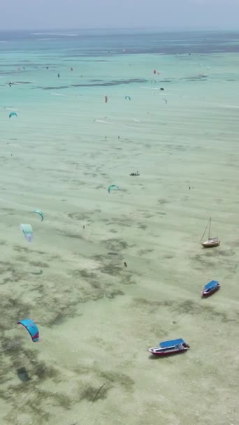 Vidéo verticale de kitesurf près du rivage de Zanzibar, Tanzanie — Video