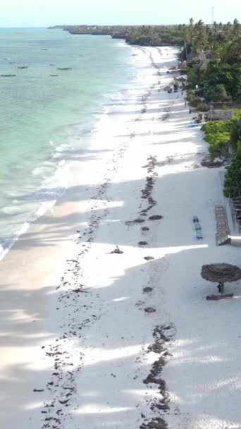 Strand aan de kust van Zanzibar eiland, Tanzania — Stockvideo